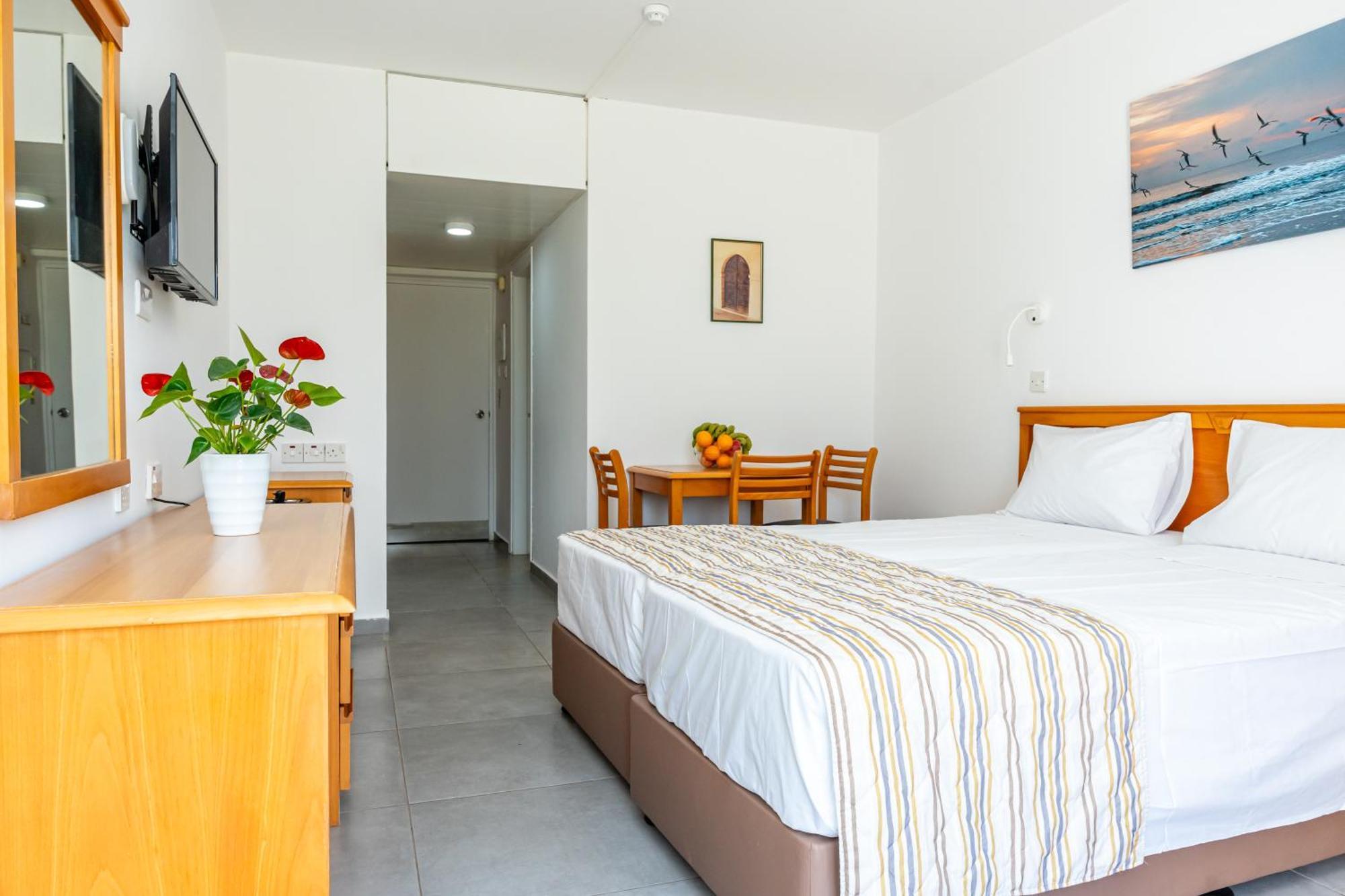 Helios Bay Hotel And Suites Paphos Ruang foto